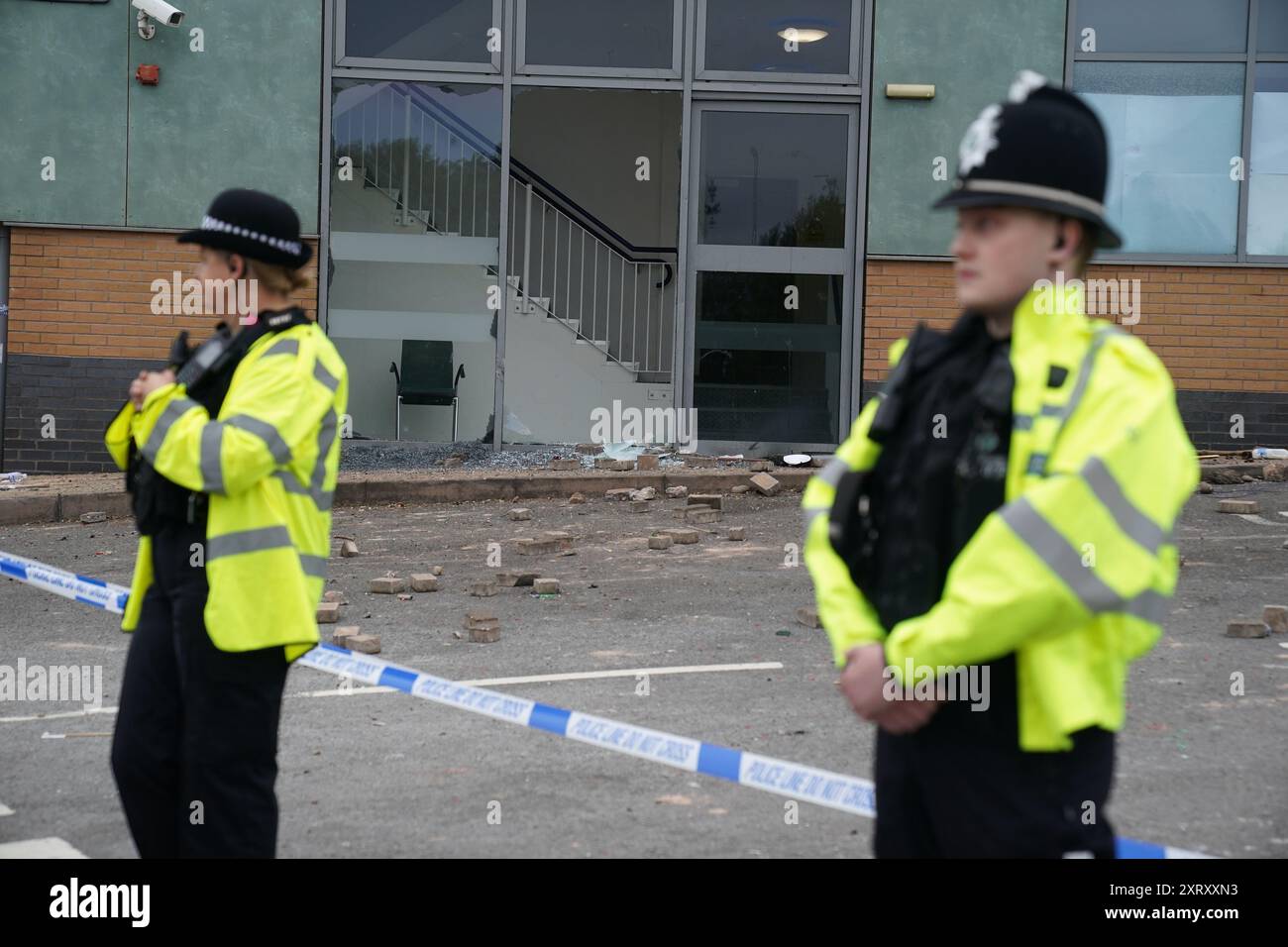 Photo du dossier datée du 05/08/24 des policiers du Holiday Inn Express à Tamworth, Staffordshire, après qu'une foule l'ait attaqué. Un couple fait partie des quatre personnes qui ont été placées en détention provisoire suite à des accusations de lancement de briques, de missiles et de désordre de diffusion en direct sur TikTok. Les quatre accusés ont comparu lundi au tribunal de première instance de Cannock avec des accusations relatives à la violence vue à Tamworth et Stoke-on-Trent les 3 et 4 août. Date d'émission : lundi 12 août 2024. Banque D'Images