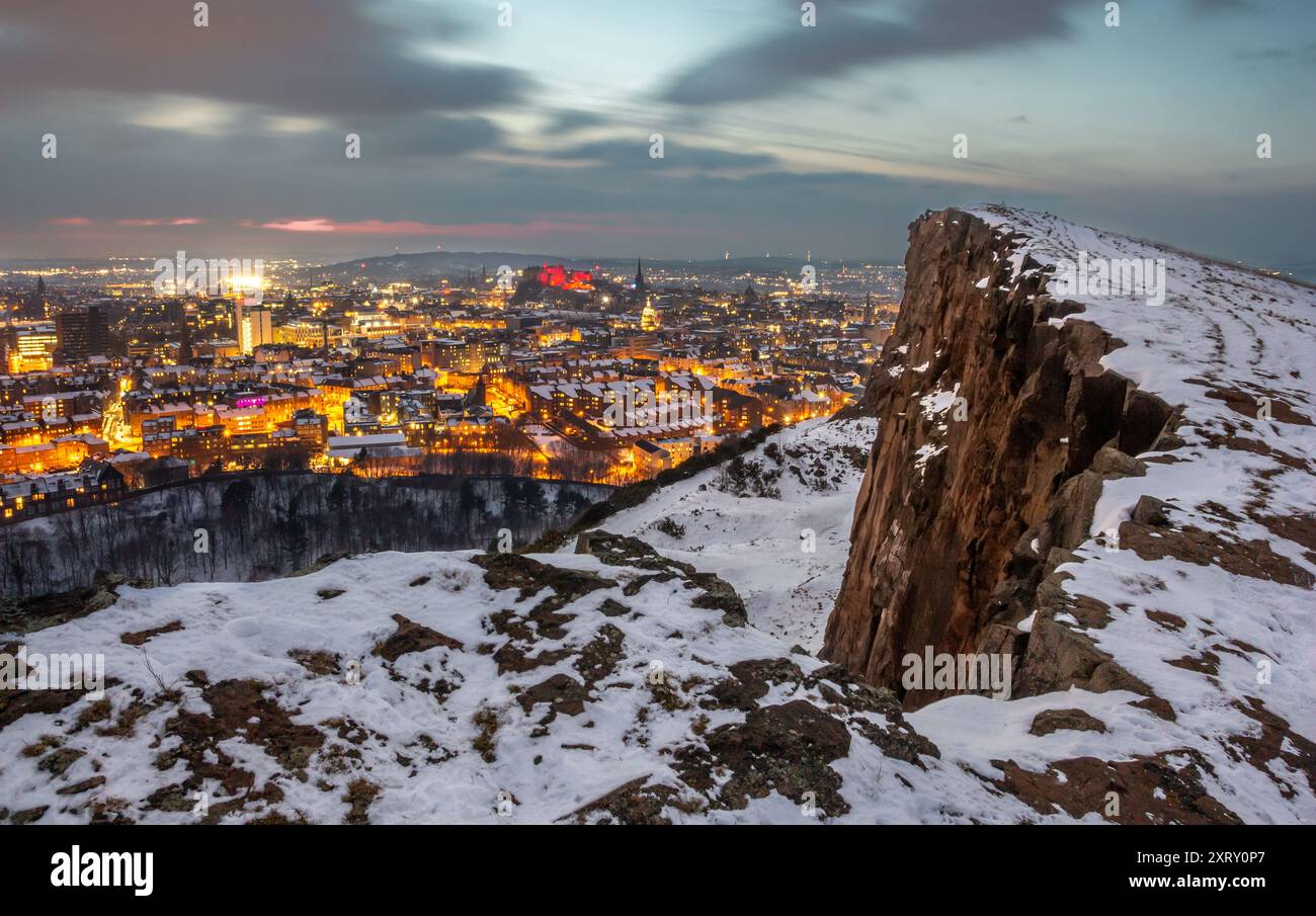 Vue d'Édimbourg, en Écosse, couverte de neige depuis Arthur Seat au crépuscule, avec des lampadaires illuminant la ville Banque D'Images