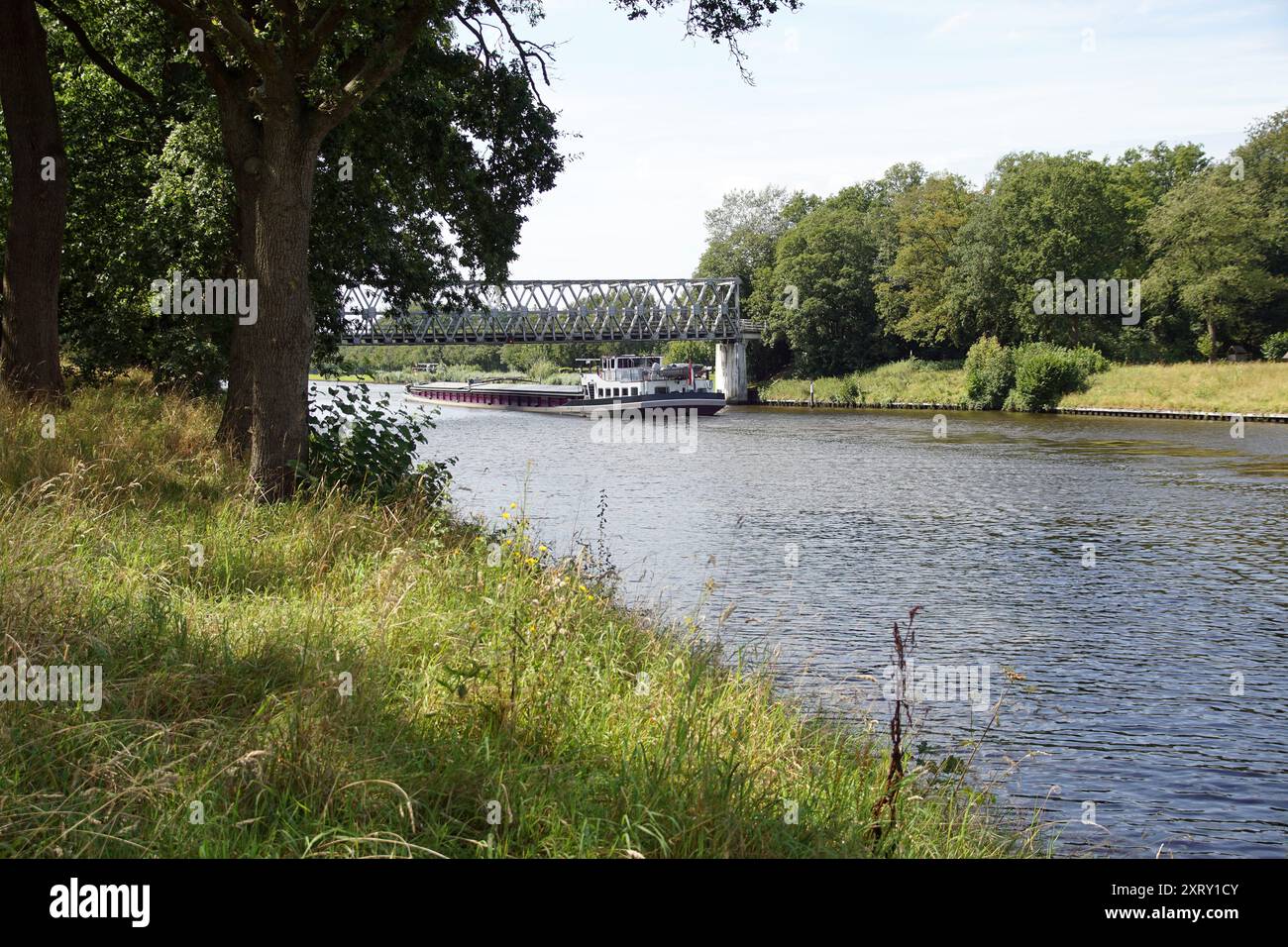 Bateau, bateau sous l'Ehzerbrug, pont de trafic néerlandais (pont en treillis), Almen, Gueldre. Rue appelée Ehzerallee sur le canal appelé Twentekanaal. Banque D'Images