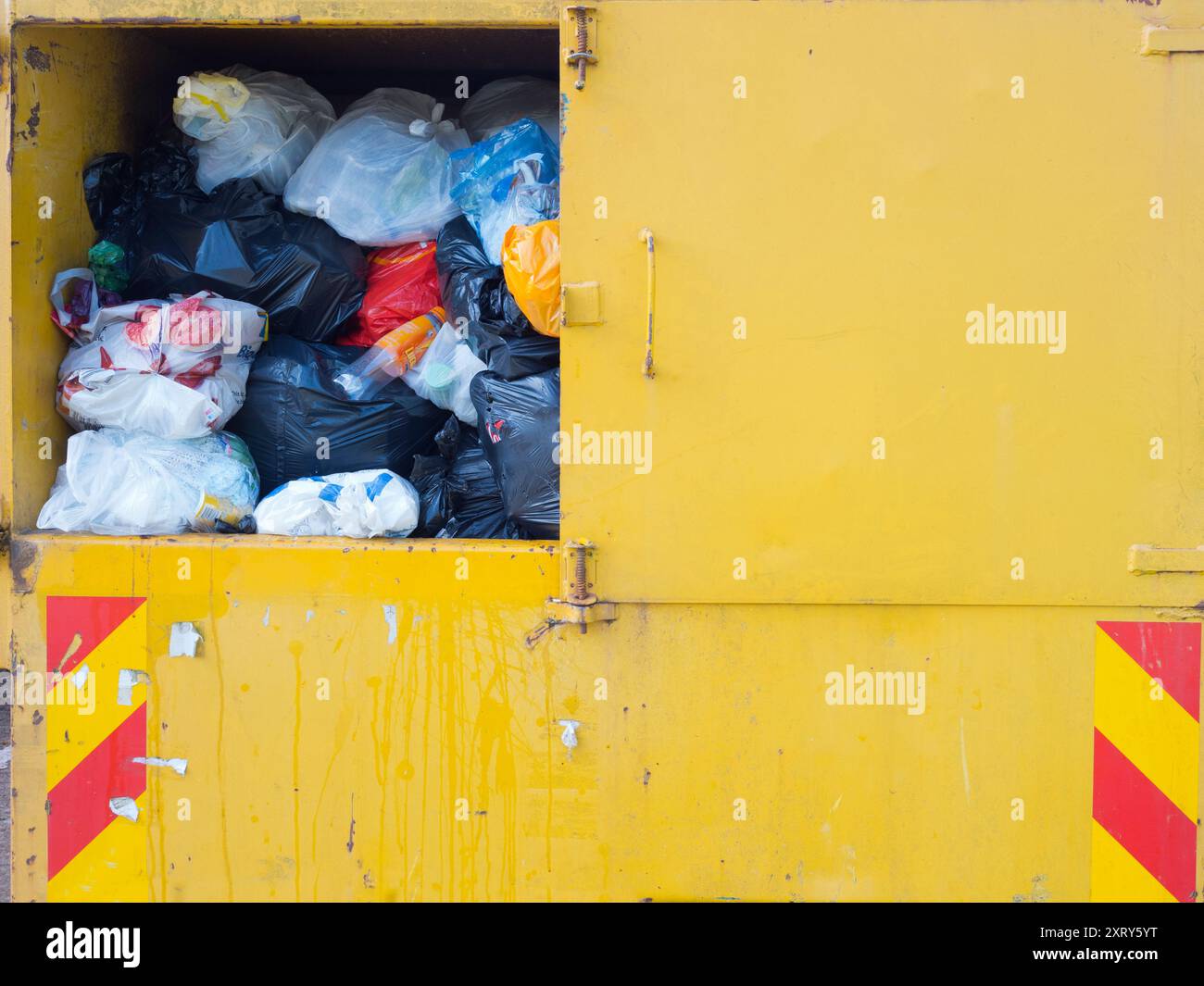 Garbage Skip par Abingdon Locks. Beaucoup de péniches et de bateaux de plaisance amarrent ici, souvent à long terme, donc je suppose que leurs ordures ménagères doivent aller quelque part... Abingdon-on-Thames prétend être la plus ancienne ville d'Angleterre. Et la Tamise traverse son cœur. Les écluses sont juste en amont du célèbre pont médiéval en pierre d'Abingdon. Banque D'Images