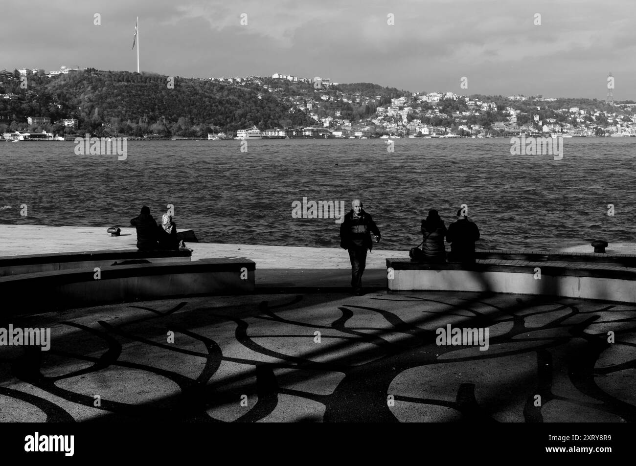 Monochrome serein front de mer moments ombres et solitude à ıstanbul, turquie Banque D'Images