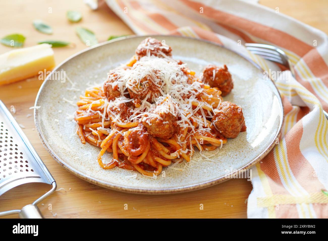 Spaghettis italiens faits maison et boulettes de viande en sauce tomate sur table en bois Banque D'Images