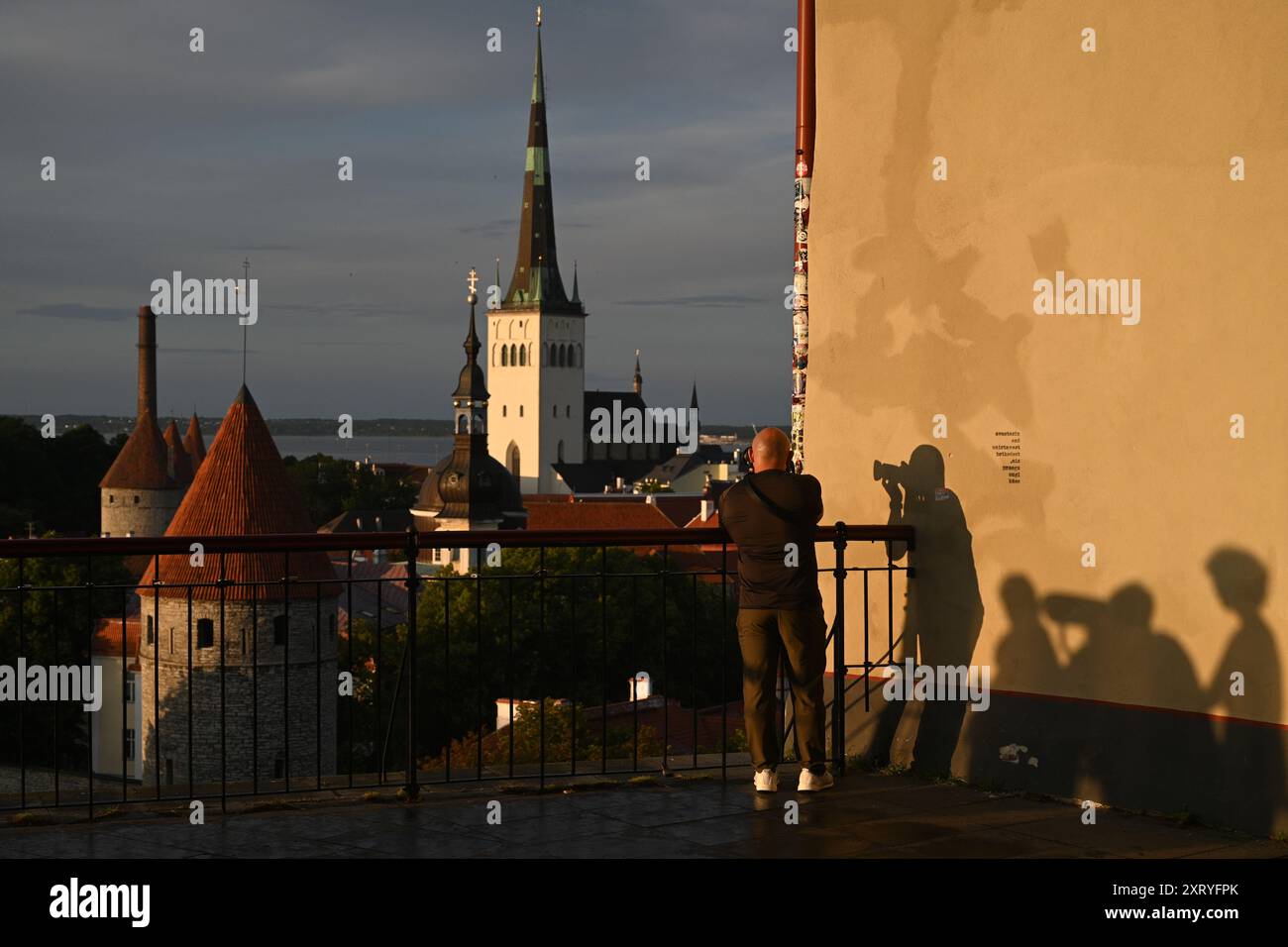 Tallinn, Estonie - 24 juillet 2024 : touristes dans la vieille ville de Tallinn, Estonie. Banque D'Images