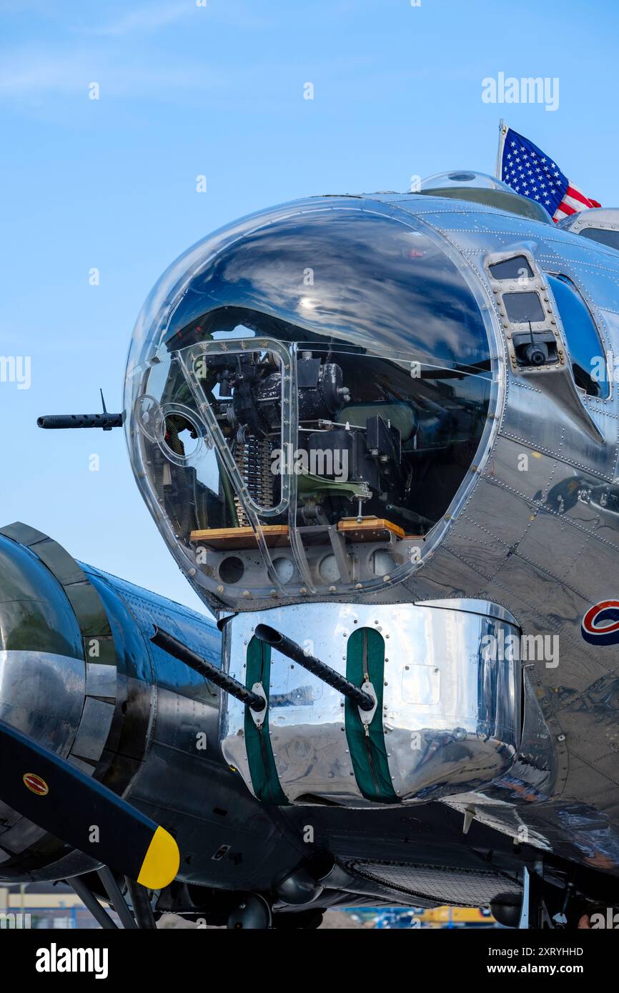 Boeing B-17 Flying Fortress avion de bombardier vintage Bendix Chin revolver, mitrailleuses, drapeau américain, voyage sentimental, États-Unis restaurés pendant la seconde Guerre mondiale Banque D'Images