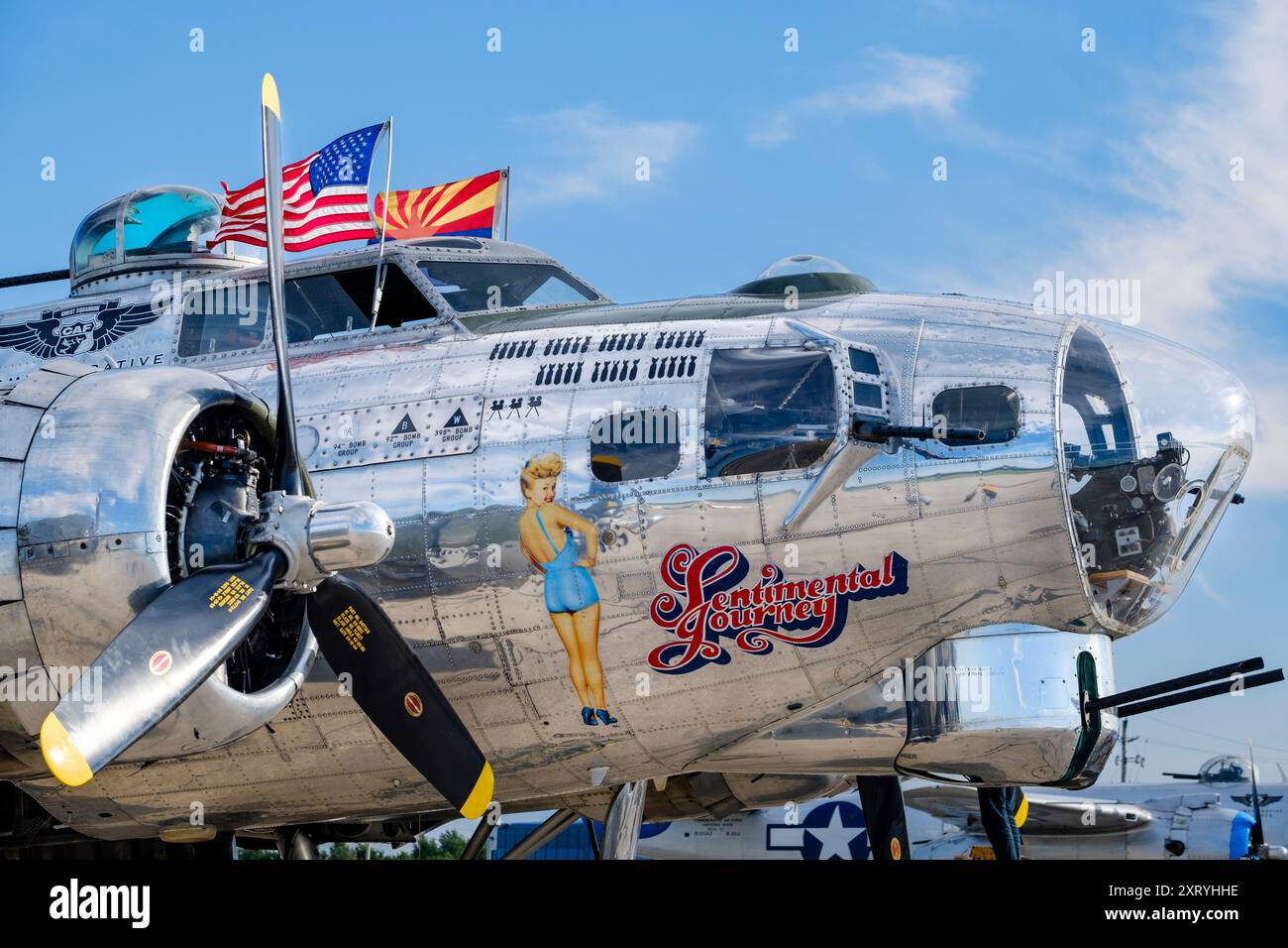 Boeing B-17 Flying Fortress cockpit d'avion de bombardier vintage, tourelle Bendix Chin Gun, PIN-up Girl, voyage sentimental, avion américain restauré pendant la seconde Guerre mondiale Banque D'Images