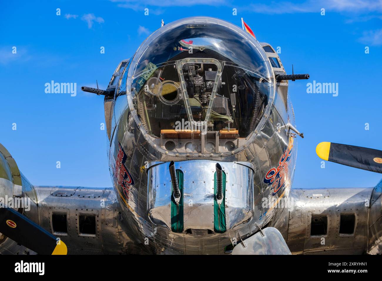 Boeing B-17 Flying Fortress cockpit d'avion de bombardier vintage, tourelle de canon Bendix Chin, voyage sentimental, avion B17 USA restauré pendant la seconde Guerre mondiale Banque D'Images
