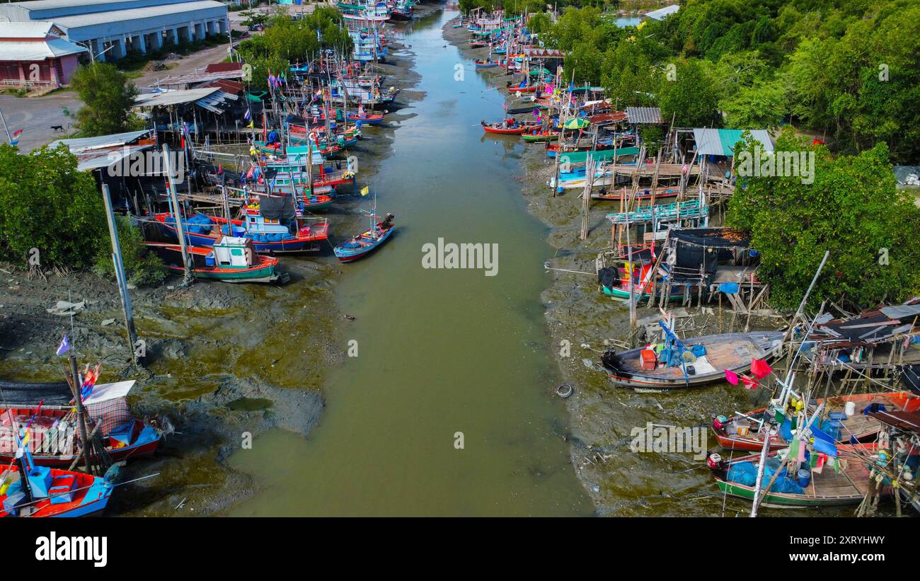 Un village de pêcheurs avec ses bateaux coloful à marée basse en Thaïlande, vu d'en haut Banque D'Images