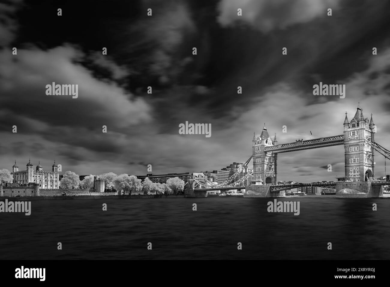 Tower Bridge et les gratte-ciel de Londres. Banque D'Images