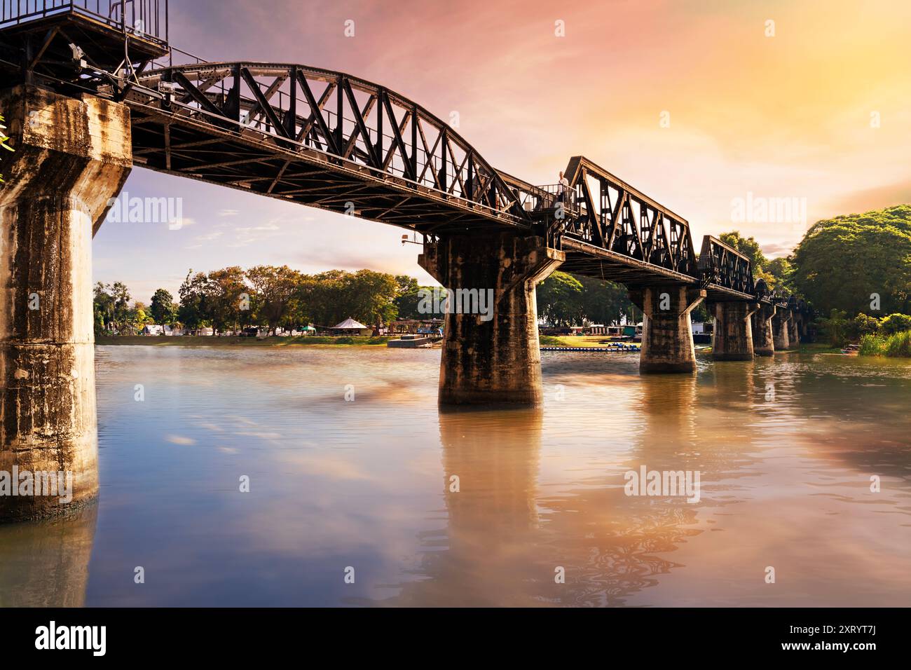 Pont de Kwai sur la rivière Kwai au coucher du soleil, à Kanchanaburi, Thaïlande Banque D'Images