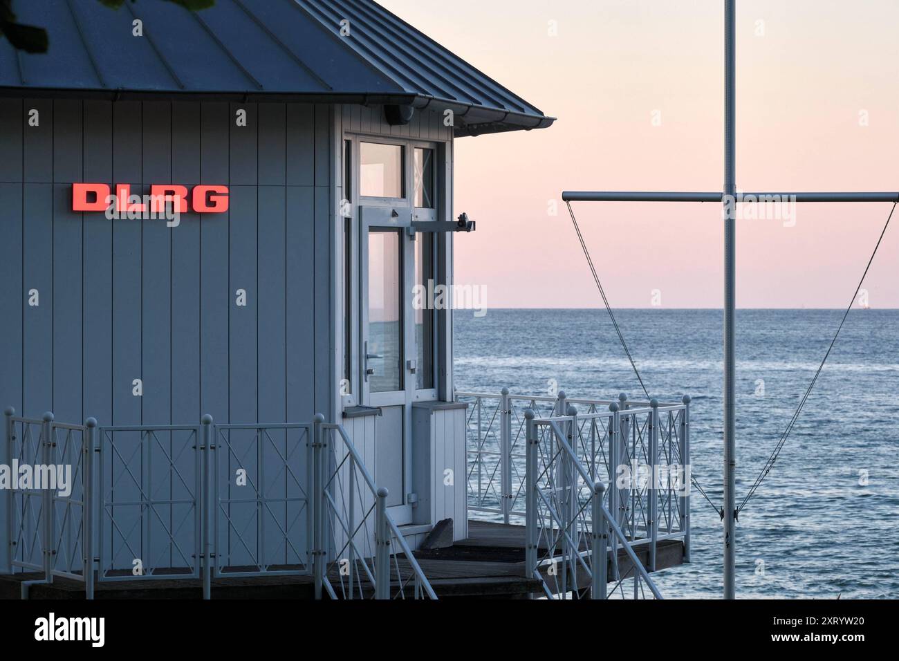 12.08.2024 AM Strand von Binz auf der Insel Rügen in Mecklenburg-Vorpommern steht eine Station der Deutschen Lebens Rettungs Gesellschaft. Der Ort ist das größte Seebad auf der Insel. Binz ist das größte Seebad auf der Insel Rügen. Die Gemeinde gehört zum Landkreis Vorpommern-Rügen in Mecklenburg-Vorpommern. DAS Ostseebad trägt seinen Titel seit 1885 und ist Anziehungspunkt und Urlaubsort für Alle, die Natur, Strand und Entspannung lieben. Binz Ostsee Mecklembourg-Poméranie occidentale *** 12 08 2024 sur la plage de Binz sur l'île de Rügen en Mecklembourg Poméranie occidentale est une station du germe Banque D'Images