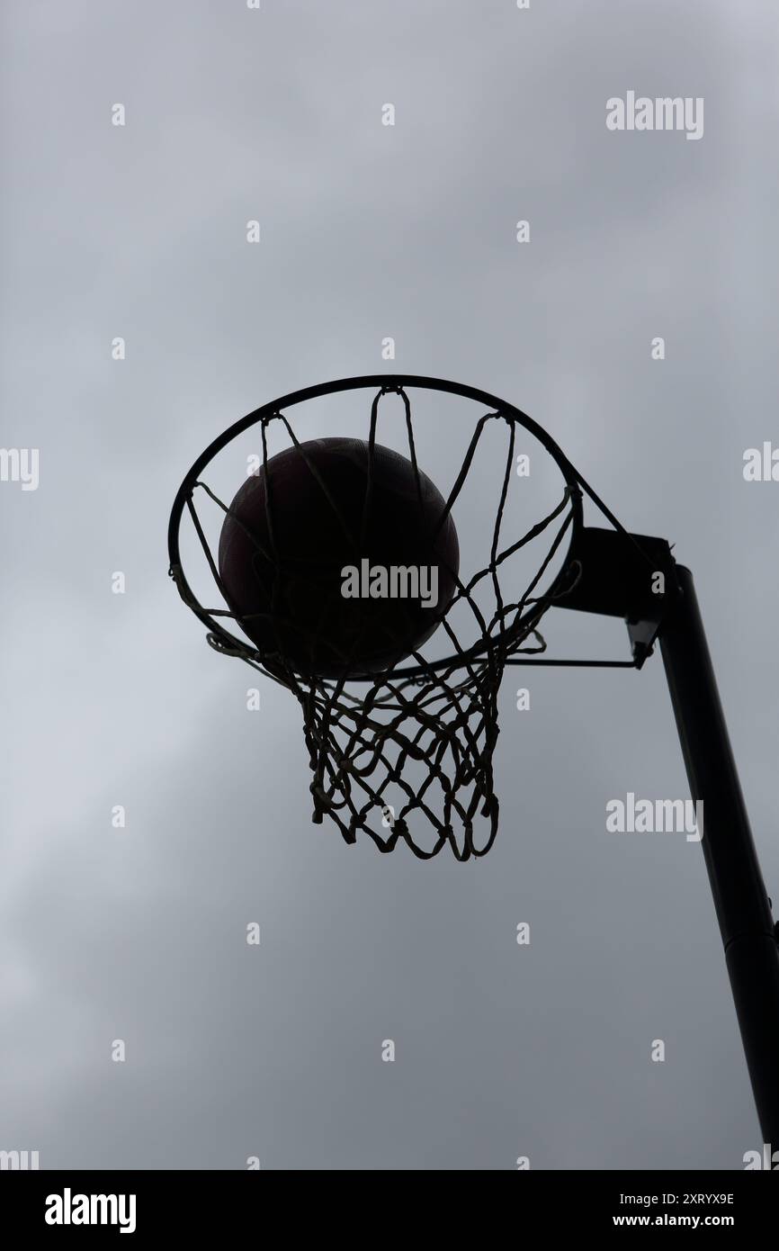 Netball pratique tir - but de sport précision but net ball entrant net score frapper la cible Banque D'Images