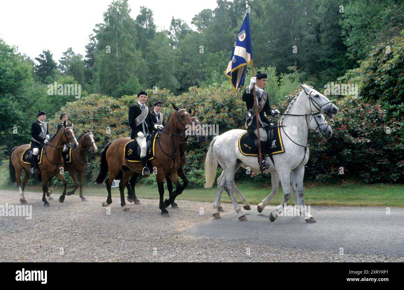 Braw Lads Gathering, la circonscription annuelle des limites de la paroisse - Common Ridings qui a lieu chaque année en juin. Le parti principal portant le drapeau Burgh vient de passer - a traversé la rivière Tweed à Abbotsford, Galashiels, Selkirkshire, Écosse. Juin 1992 1990, Royaume-Uni HOMER SYKES Banque D'Images