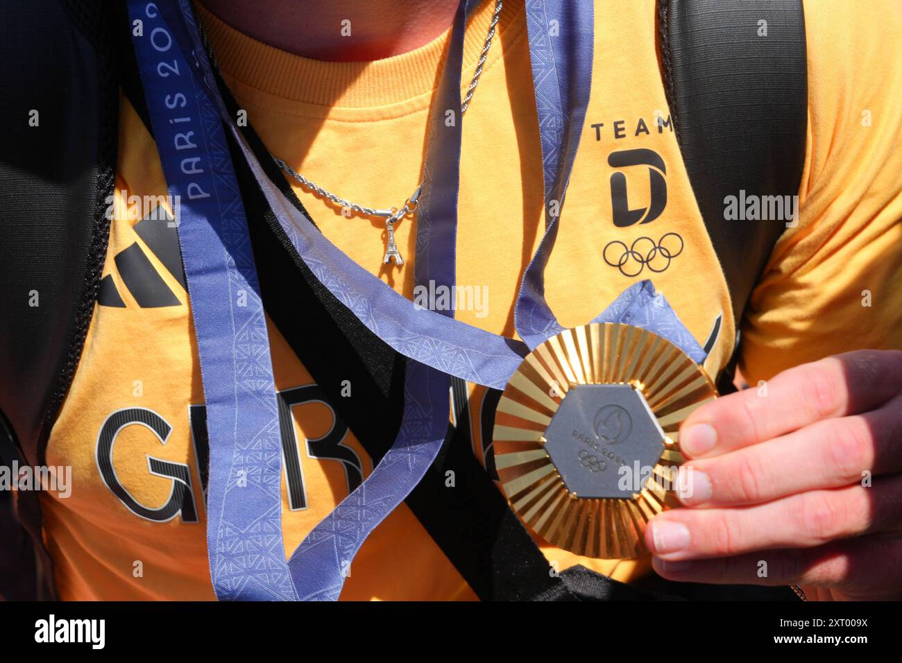 Empfang der Deutschen Olympia Mannschaft 2024 in Koeln Symbolfoto einer Goldmedaille des deutschen Olympia-Team und Team Deutschland BEI den olympischen Sommerspiele 2024 à Paris Koeln Nordrhein-Westfalen Deutschland *** réception de l'équipe olympique allemande 2024 à Cologne photo symbolique de médaille d'or de l'équipe olympique allemande et de l'équipe allemande aux Jeux olympiques d'été de 2024 à Paris Cologne Nord Rhin-Westphalie Allemagne Banque D'Images