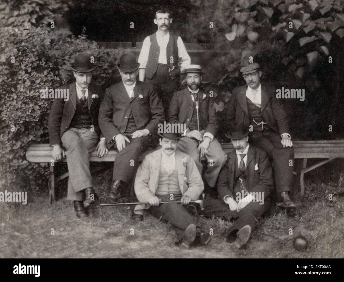 Un groupe d'hommes posant dehors pour une photographie. Banque D'Images