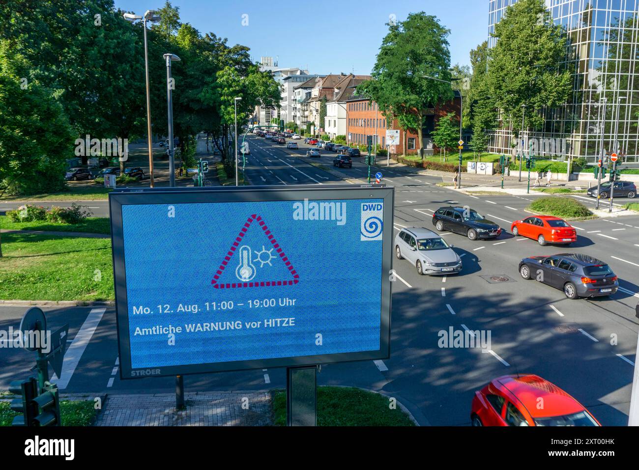 Avertissement officiel de chaleur, du service météorologique allemand DWD, sur panneau d'affichage numérique, de Ströer, au carrefour, Martinstraße, Alfredstraße, B224, Banque D'Images