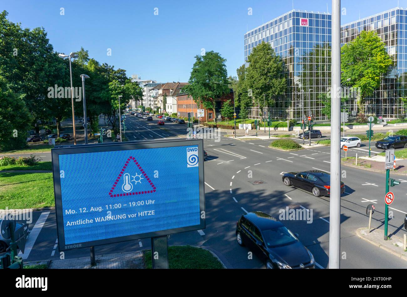 Avertissement officiel de chaleur, du service météorologique allemand DWD, sur panneau d'affichage numérique, de Ströer, au carrefour, Martinstraße, Alfredstraße, B224, Banque D'Images