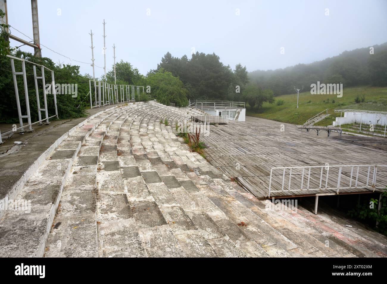 Salle de concert abandonnée Glade of Songs in Mist, Pyatigorsk, Stavropol Krai, Russie. Scène brumeuse d'un vieux bâtiment en bois au Mont Mashuk, monument de Pyat Banque D'Images