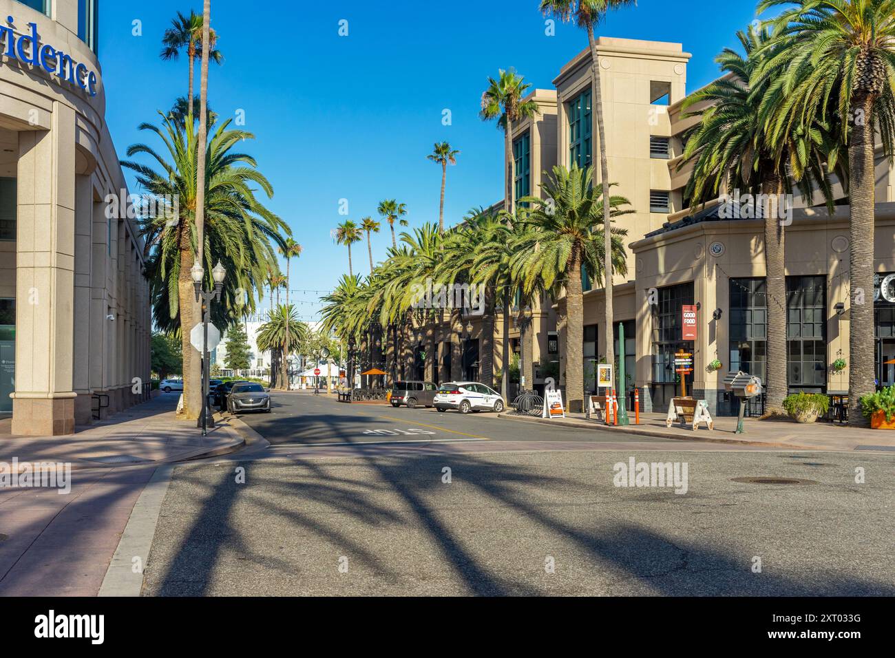 Anaheim, CA, États-Unis - 26 juillet 2024 : vue des bâtiments et des palmiers sur Center Street Promenade dans le centre-ville d'Anaheim, Californie. Banque D'Images