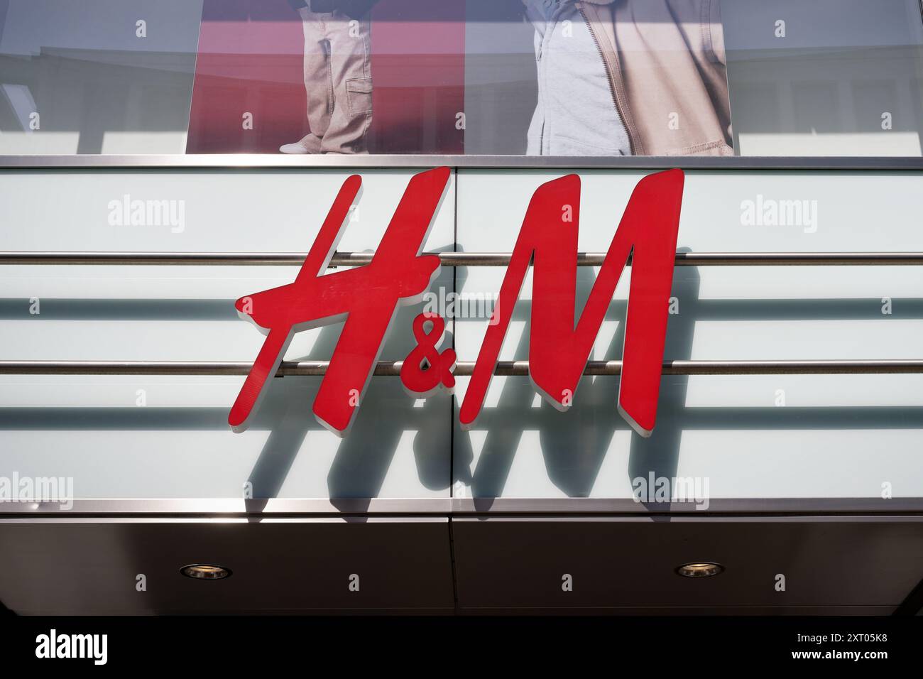 Cologne, Allemagne, 12 août 2024 : panneau publicitaire H&M sur la Schildergasse à cologne Banque D'Images