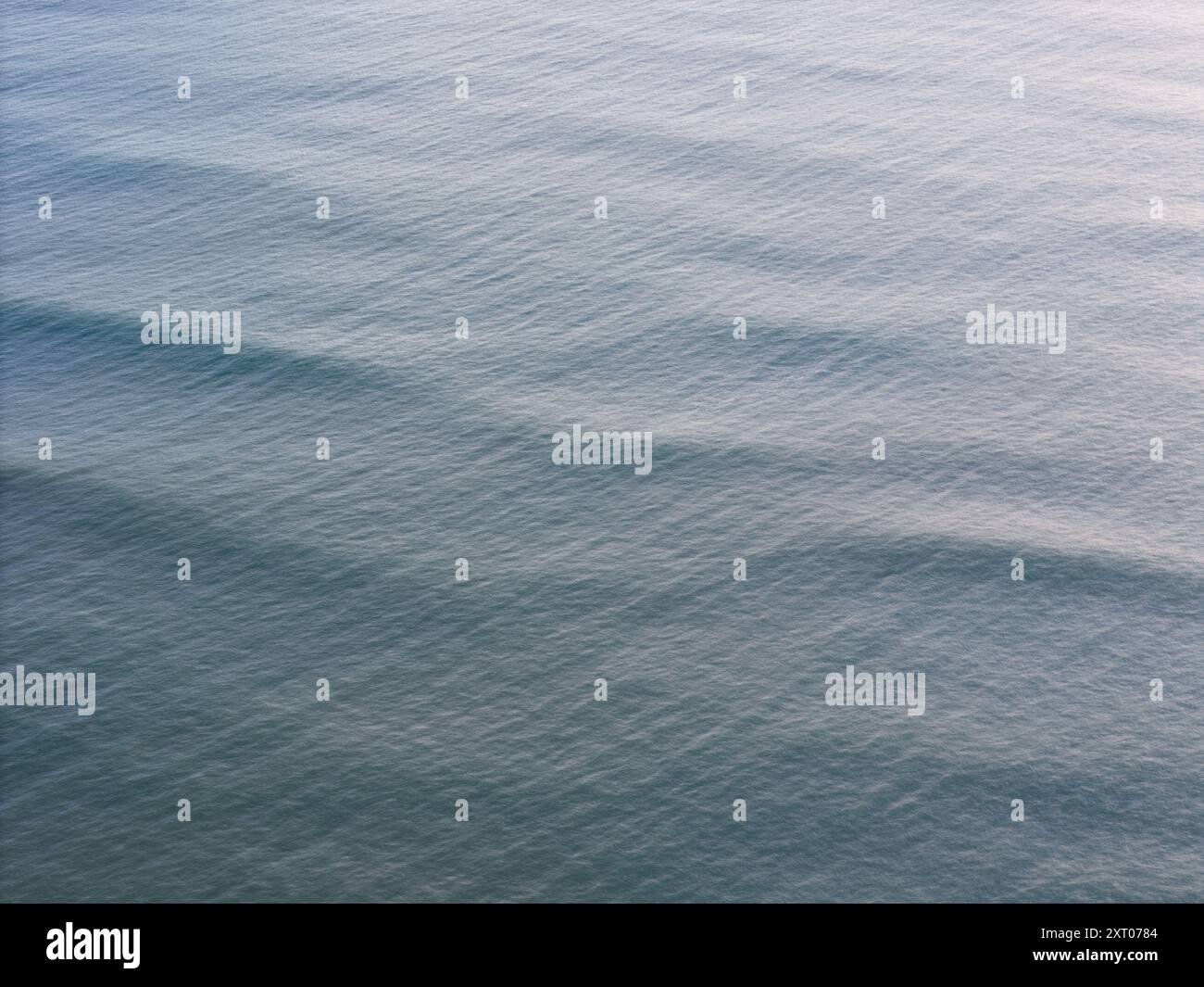 Vue aérienne propre et lisse de la surface de l'eau de l'océan par drone Banque D'Images