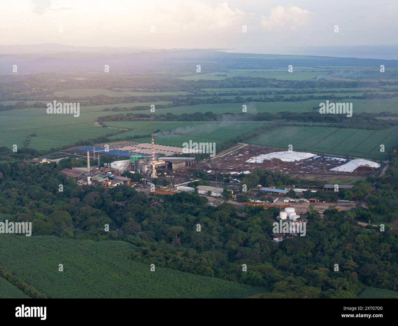 Usine de canne à sucre avec fumée dans la cheminée vue drone aérien Banque D'Images