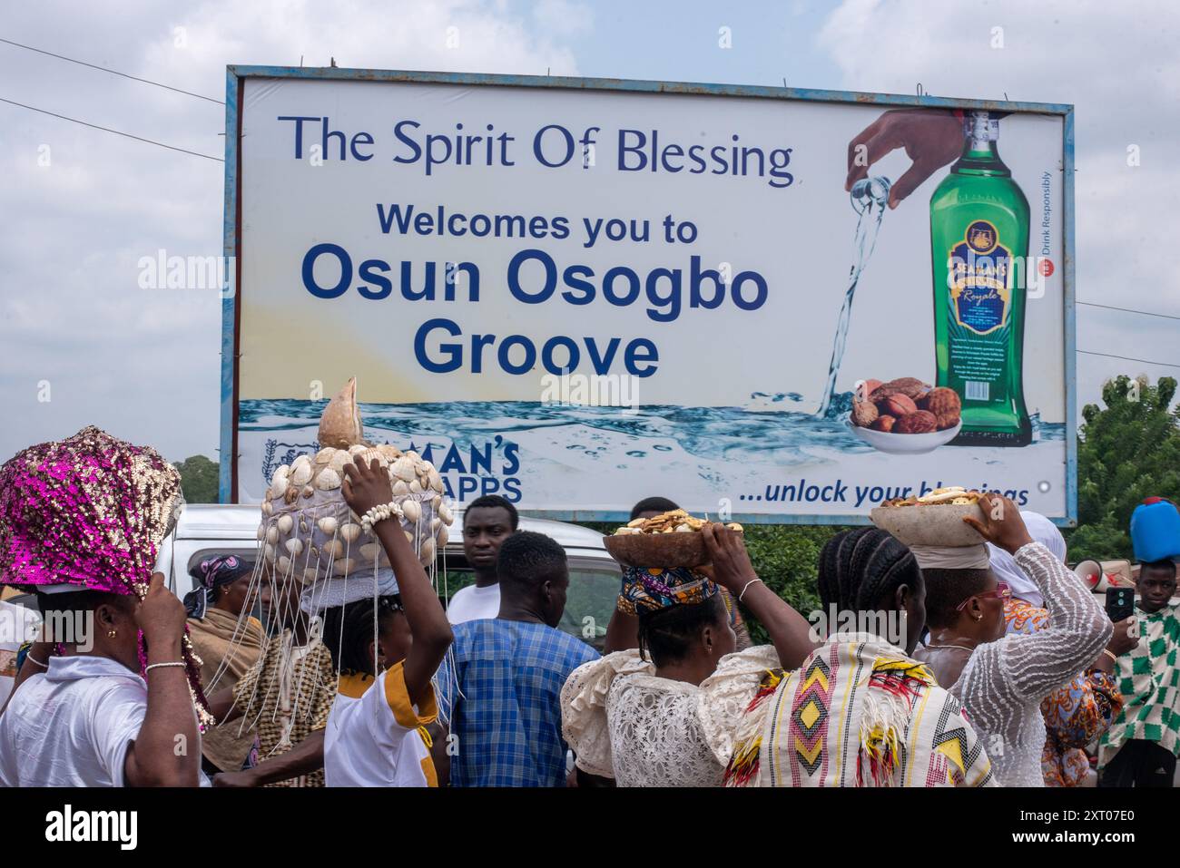 Les gens entrent et sortent du Groove lors du festival annuel Osun Osogbo qui se tient dans l'État d'Osun, Nigeria - Afrique de l'Ouest le vendredi 9 août 2024 Banque D'Images