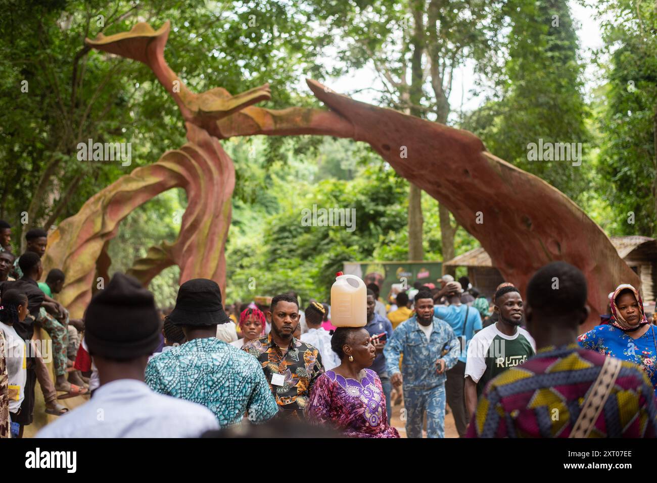 Les gens entrent et sortent de la gorge sacrée lors du festival annuel Osun Osogbo qui se tient dans l'État d'Osun, Nigeria - Ouest de l'Afrique le vendredi 9 août 202 Banque D'Images