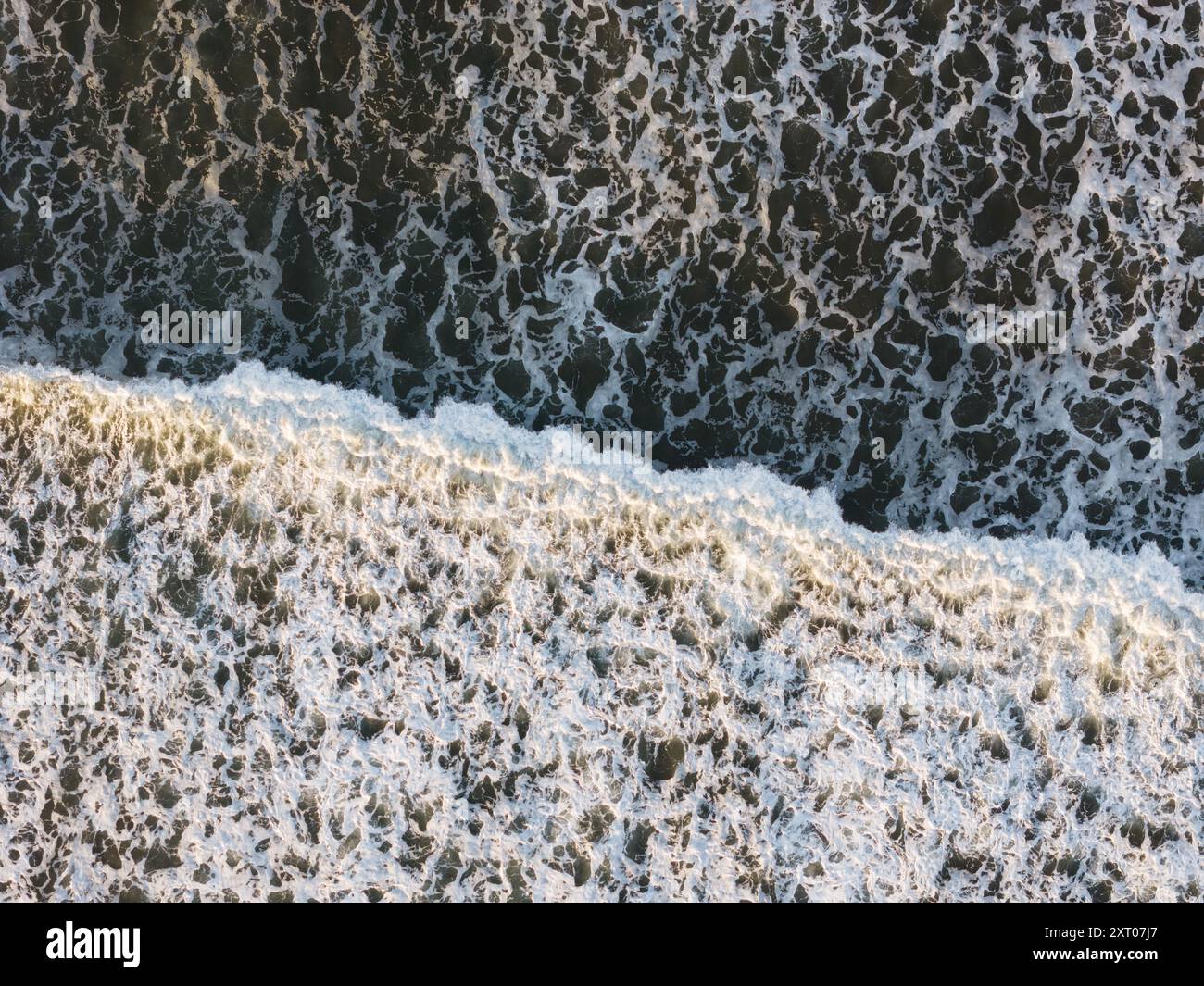 Texture abstraite des vagues océaniques au-dessus de la vue de dessus du drone Banque D'Images