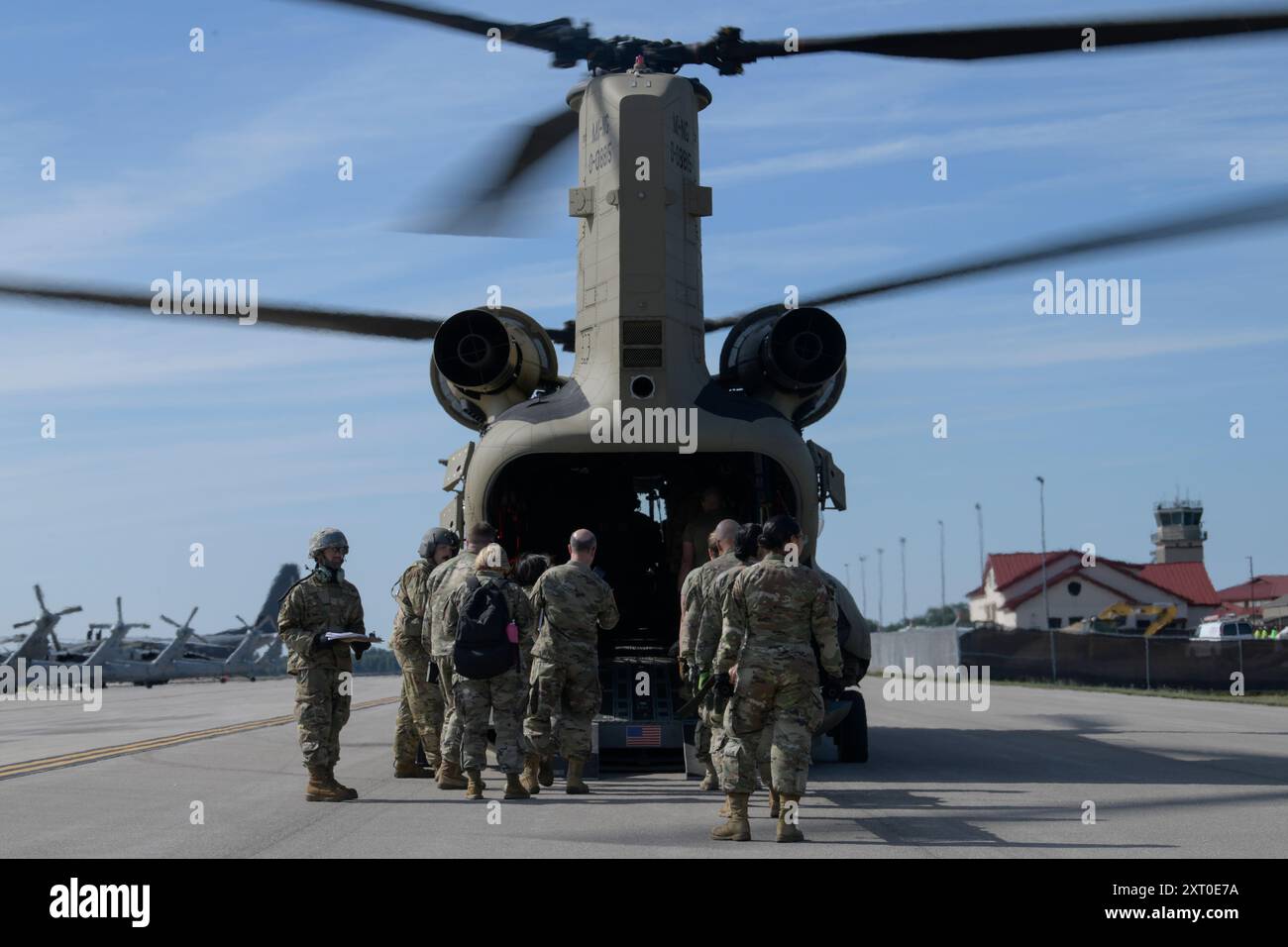 Les médecins de l'US Air Force, du 127e groupe médical de la Garde nationale aérienne du Michigan, chargent des déchets sur un CH-47 de l'armée américaine du 3e bataillon, 238e régiment d'aviation de soutien général, de la Garde nationale de l'armée du Michigan pendant l'exercice Northern Strike 2024-2, au centre d'entraînement de préparation au combat d'Alpena, Michigan, le 11 août 2024. La formation ERPSS exerce la capacité du 127e OMD à traiter, stabiliser et évacuer les patients pour des soins médicaux supplémentaires. NS24-2, l'un des plus grands exercices de préparation de la composante de réserve du département de la Défense, est prévu pour avoir lieu au National All Doma du Michigan Banque D'Images