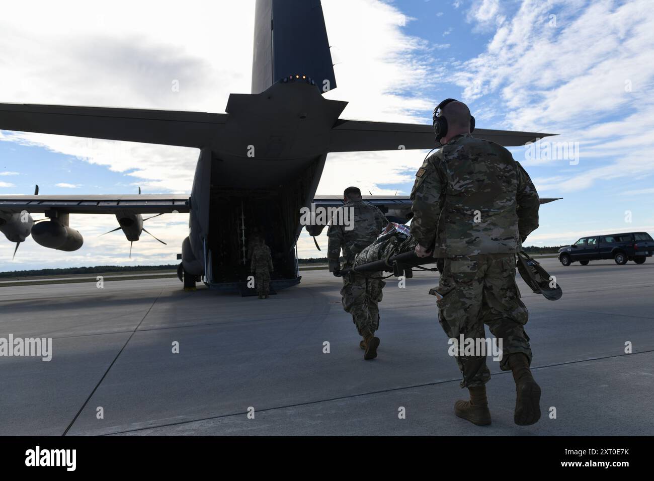 Les médecins de l'US Air Force, du 127th Medical Group, Michigan Air National Guard, portent une portée sur un MC-130J Commando II de l'US Air Force, affecté au 9th Special Operations Squadron, pendant l'exercice Northern Strike 2024-2, au centre d'entraînement de préparation au combat d'Alpena, Michigan, le 11 août 2024. NS24-2, l'un des plus grands exercices de préparation des composantes de réserve du département de la Défense, doit avoir lieu au National All Domain Warfighting Center (NADWC) du Michigan du 3 au 17 août 2024. Plus de 6 300 participants de 32 états et territoires et plusieurs participants internationaux Banque D'Images