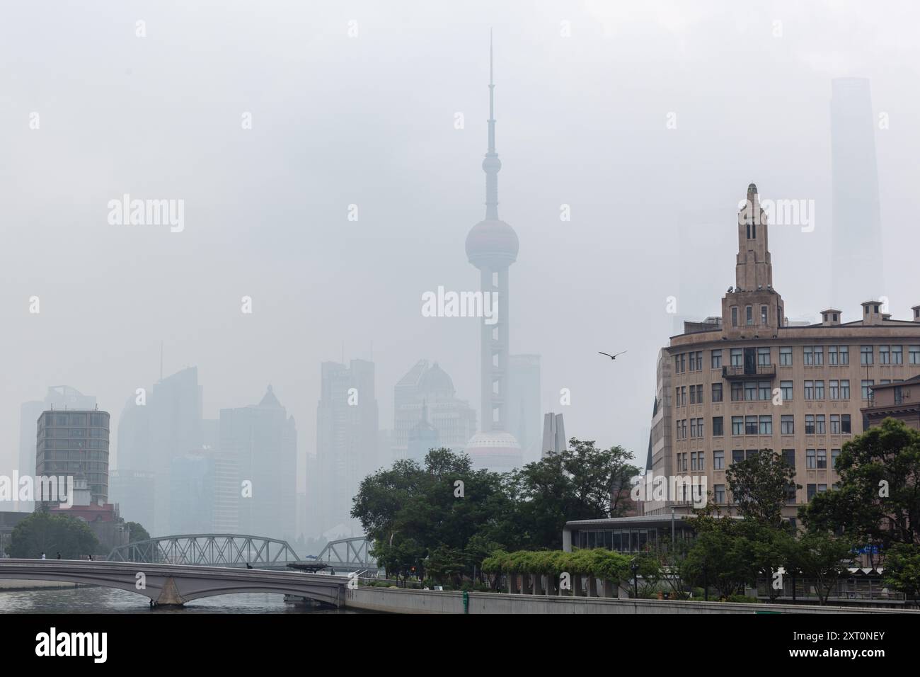 Vue sur les gratte-ciel du district de Pudong depuis le Bund par temps brumeux. Shanghai, Chine. Banque D'Images