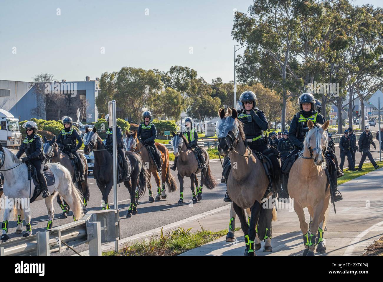 Melbourne, Australie. 13 août 2024. Policiers à cheval vus dans la rue pendant la manifestation. Les manifestants pro-Palestine se sont rassemblés pour une manifestation devant Un W. Bell à Dandenong South Melbourne, une entreprise qui fabrique des pièces pour Israël. La manifestation a duré près de 5 heures, elle a pris fin après qu'ils aient reçu un déménagement sur ordre de la police et ont été surpassés en nombre. Les travailleurs de A.W.Bell ont pu commencer leur quart de travail lorsque la police a créé une barrière contre les manifestants. Crédit : SOPA images Limited/Alamy Live News Banque D'Images