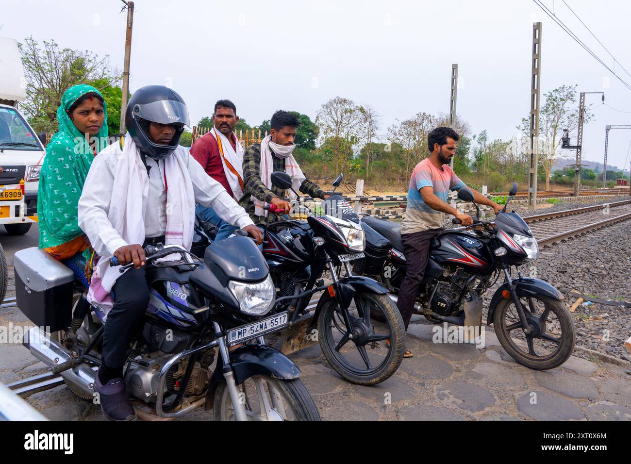 Moto un moyen de transport populaire photographié au Madhya Pradesh, Inde en mai Banque D'Images