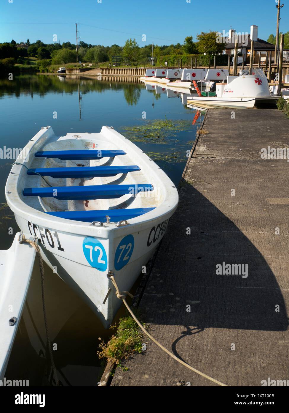 Fondé en 1921 et situé sur une belle partie de la Tamise dans l'Oxfordshire, Radley Boathouse sert Radley College et les amateurs d'aviron locaux depuis plus d'un siècle. Ici, nous voyons une ligne de bateaux de plaisance amarrés par sa jetée, tôt par un beau matin de printemps. Banque D'Images