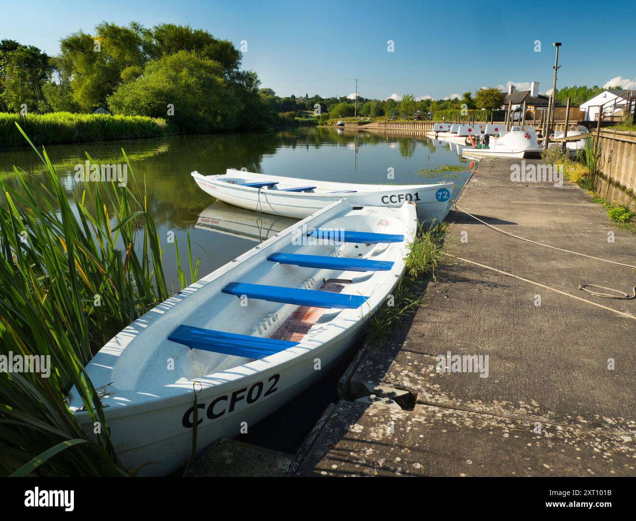 Fondé en 1921 et situé sur une belle partie de la Tamise dans l'Oxfordshire, Radley Boathouse sert Radley College et les amateurs d'aviron locaux depuis plus d'un siècle. Ici, nous voyons une ligne de bateaux de plaisance amarrés par sa jetée, tôt par un beau matin de printemps. Banque D'Images