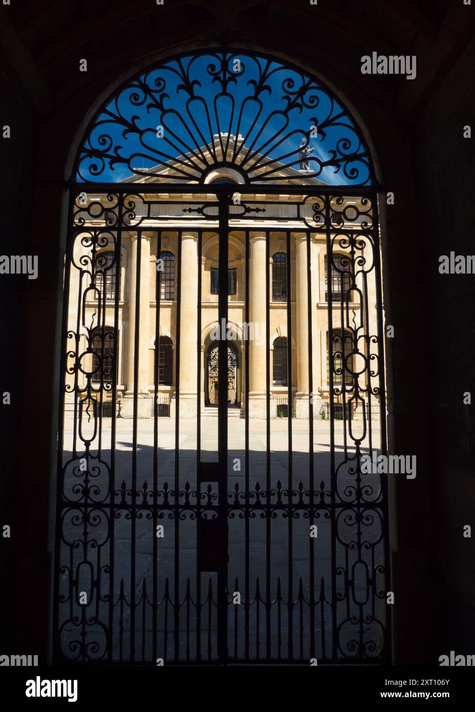 Le Clarendon Building est un bâtiment néoclassique du début du XVIIIe siècle de l'Université d'Oxford. Il se trouve dans Broad Street, à côté de la bibliothèque Bodleian et du théâtre Sheldonian et près du centre-ville. Ici, nous voyons sa façade encadrée par les portes fermées menant à la Bibliothèque Bodléienne. Banque D'Images