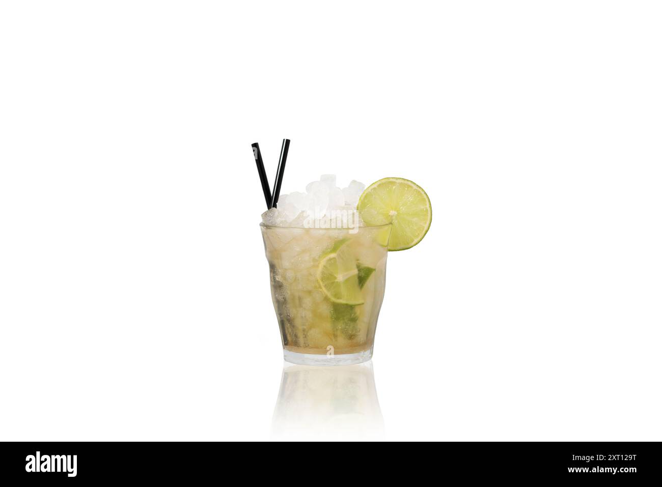 Un appétissant cocktail de citron vert, réfrigéré avec de la glace pilée et garni d'une roue de citron vert, présenté dans un élégant verre avec des pailles noires sur un dorsal transparent Banque D'Images