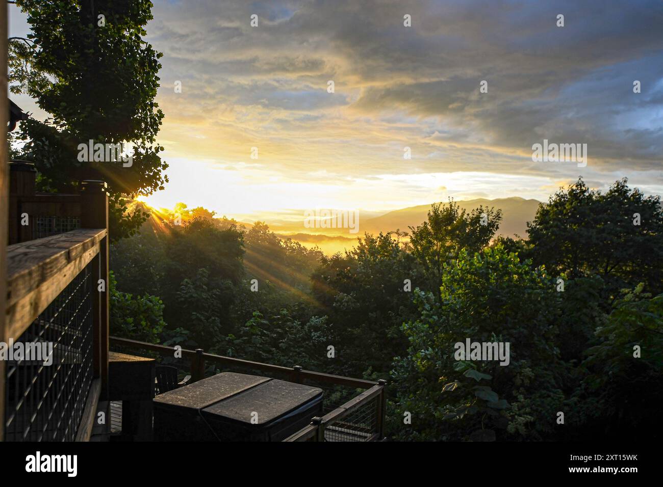 Magnifique lever de soleil vu depuis le pont d'une cabane au sommet d'une montagne à Gatlinburg, Tennessee. Banque D'Images