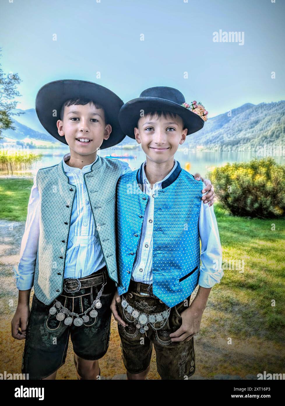 Garçons bavarois avec des pantalons traditionnels en cuir à l'Alt Schliersee Kirchtag , Bavière , Allemagne . Banque D'Images