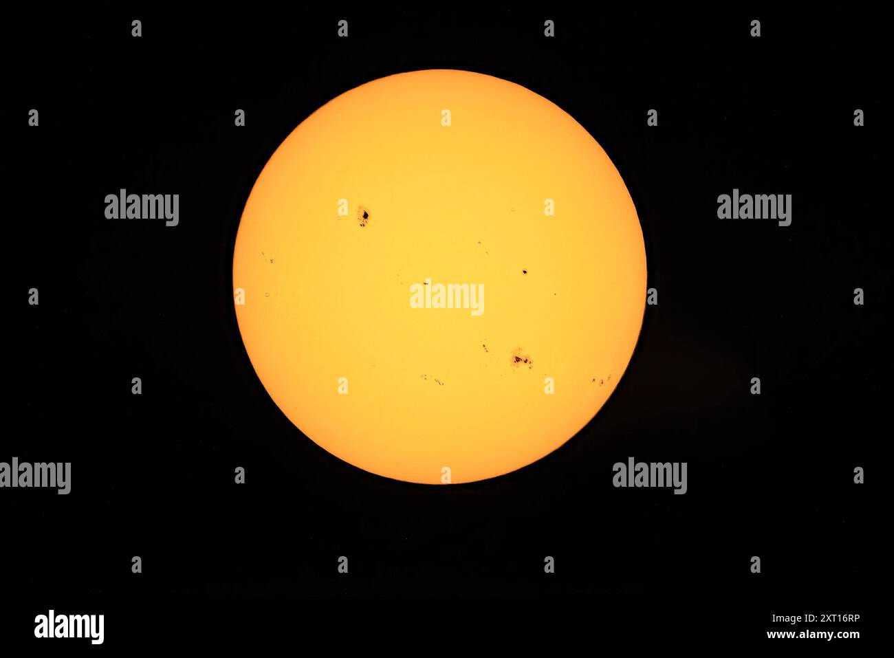 Ces taches solaires sont assez grandes pour qu'elles puissent avaler toute la Terre. Les taches sont causées par des perturbations magnétiques de la photosphère visible du soleil, qui expose les couches les plus froides en dessous. Cycle solaire 25. Le cycle solaire 1 a commencé en 1775, lorsque les astronomes ont enregistré l'événement pour la première fois. Ce cycle actuel n'a pas encore atteint son maximum, ce qui suggère qu'il y aura encore plus d'activité des taches solaires à venir. Les enchevêtrements magnétiques et le désenchevêtrement du soleil se produisent en cycles de 11 ans, chaque cycle solaire ayant des phases de basse et de haute activité. Banque D'Images