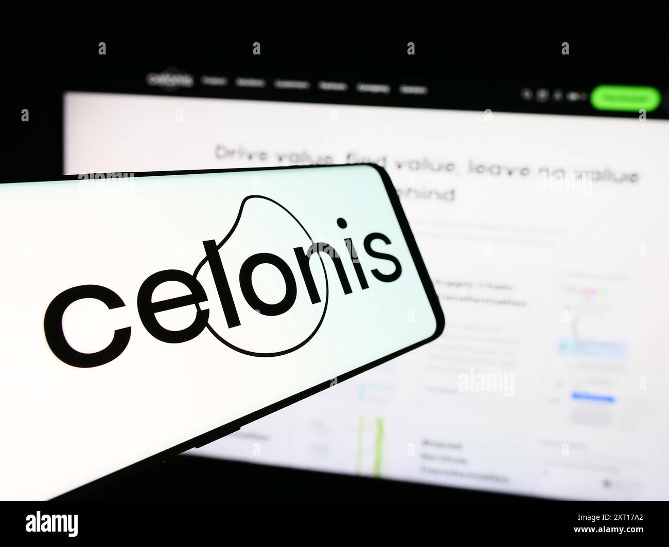 Téléphone portable avec logo de la société de logiciels de traitement de données Celonis se en face du site Web de l'entreprise. Mettez l'accent sur le centre-gauche de l'écran du téléphone. Banque D'Images