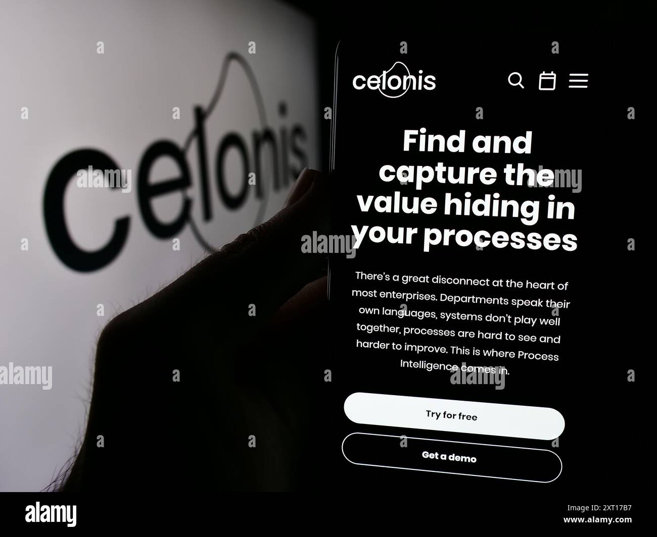 Personne tenant le smartphone avec la page Web de la société de logiciels de traitement de données Celonis se devant le logo. Concentrez-vous sur le centre de l'écran du téléphone. Banque D'Images