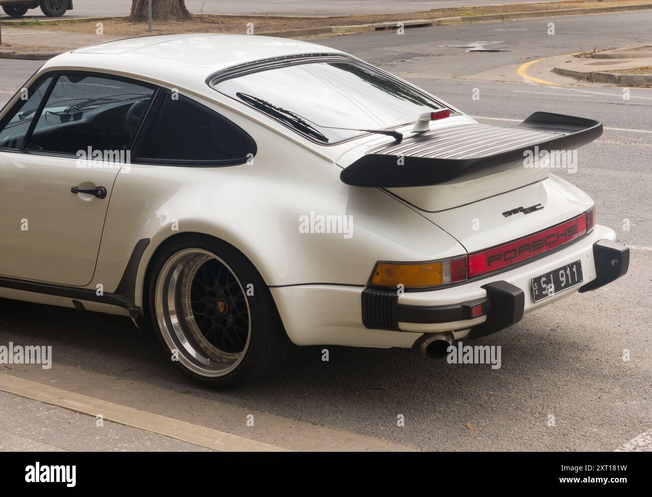 Vue extérieure de la voiture blanche Porsche 911 Super Carrera garée sur une rue vide en Australie du Sud, Australie. Banque D'Images