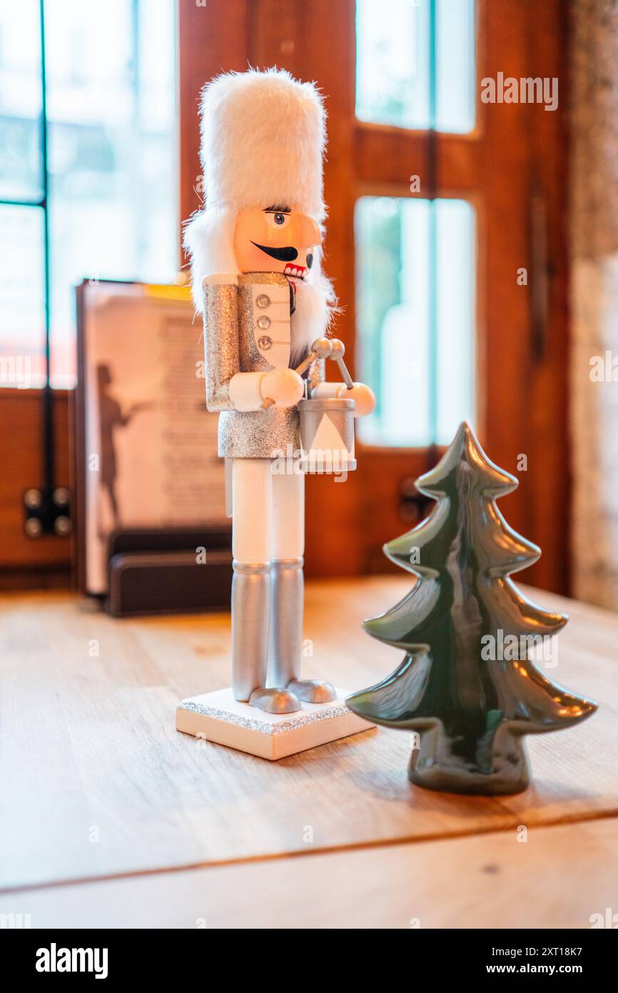 Casse-noisette soldat avec un tambour et un arbre de Noël Banque D'Images