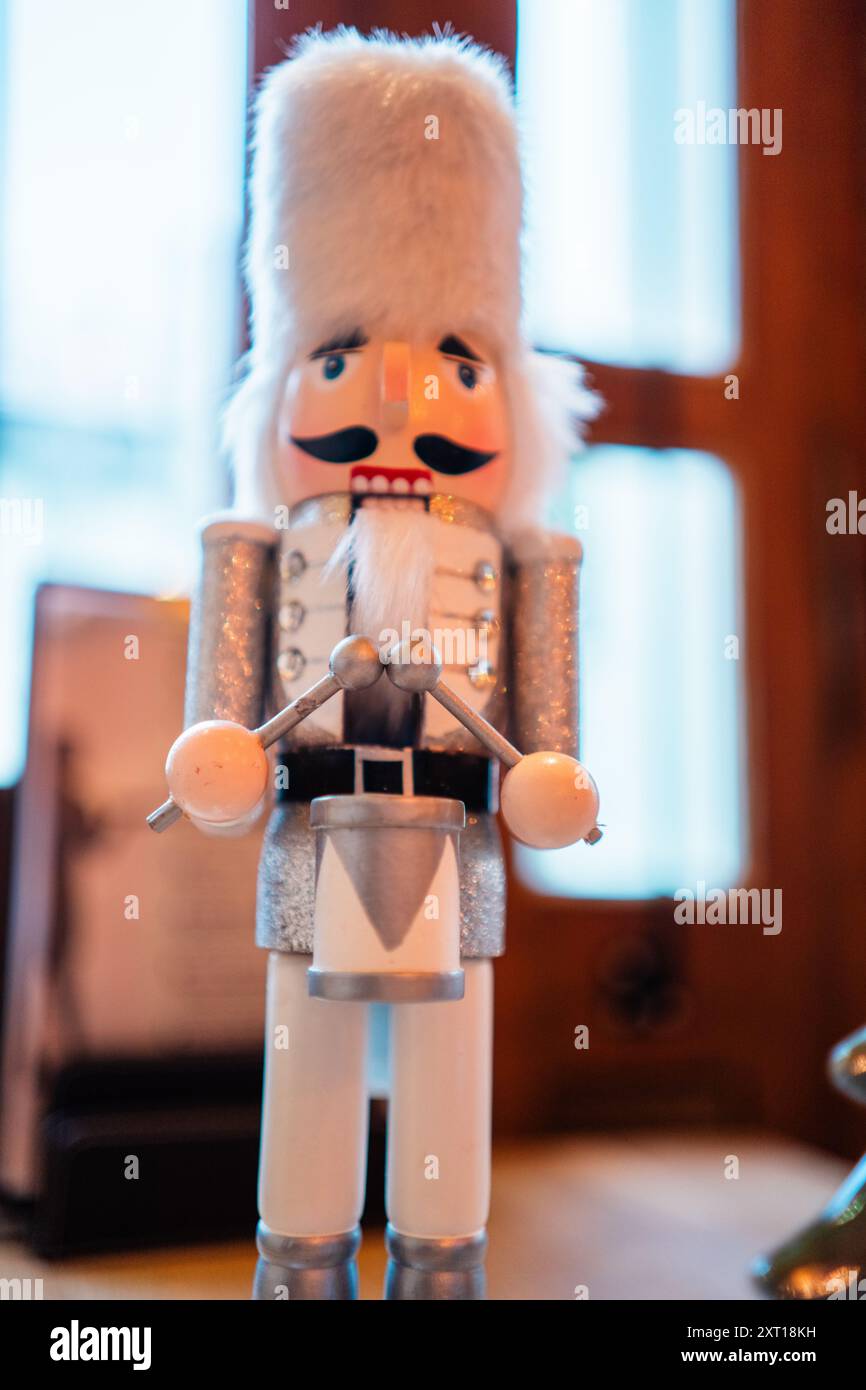 Casse-noisette blanc décoratif avec bonnet en peau de fourrure blanche un costume en argent et des tambours Banque D'Images