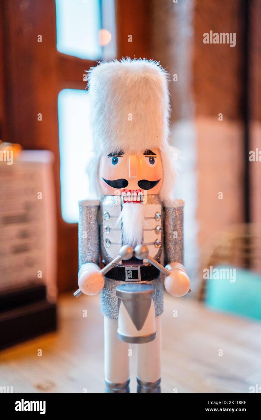 Poupée soldat casse-noisette avec tête blanche en peau de Bearskin Banque D'Images