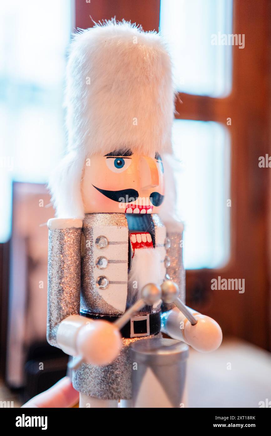Poupée casse-noisette avec barbe blanche et manteau argenté battant les tambours Banque D'Images