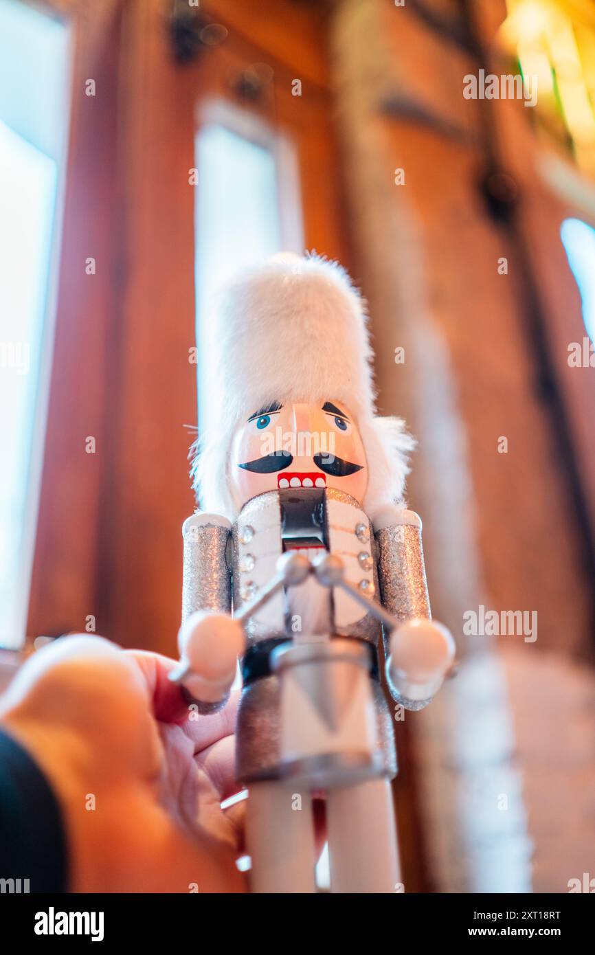 Poupée casse-noisette avec tête blanche du bas Banque D'Images