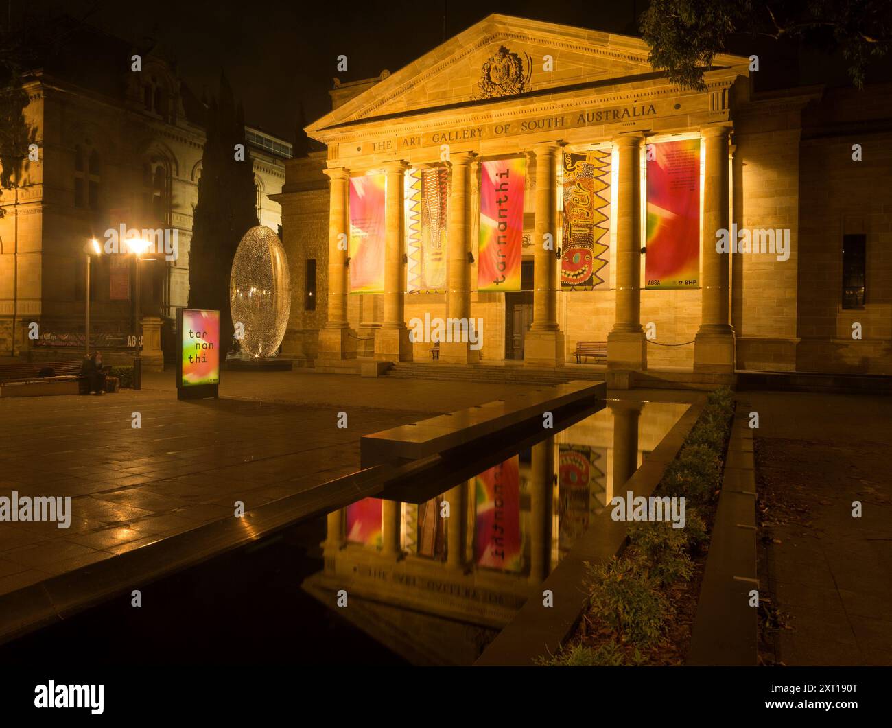 Art Gallery of South Australia reflété dans la piscine d'eau la nuit à Adélaïde, Australie. Banque D'Images