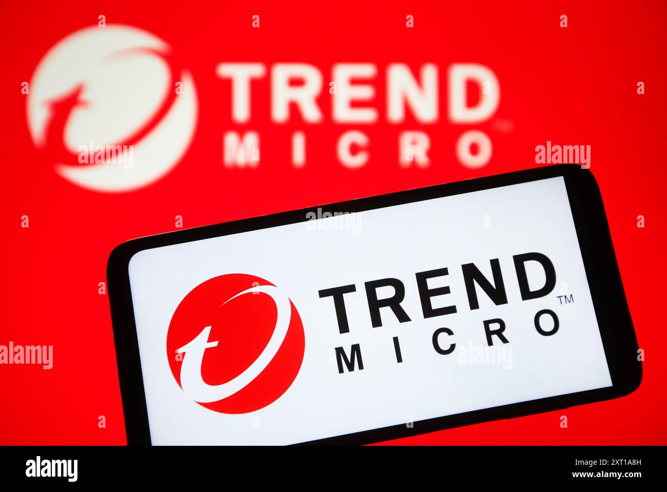 Ukraine. 12 août 2024. Dans cette illustration photo, un logo Trend Micro Inc. de la firme de cybersécurité est vu sur un smartphone et un écran de pc. Crédit : SOPA images Limited/Alamy Live News Banque D'Images